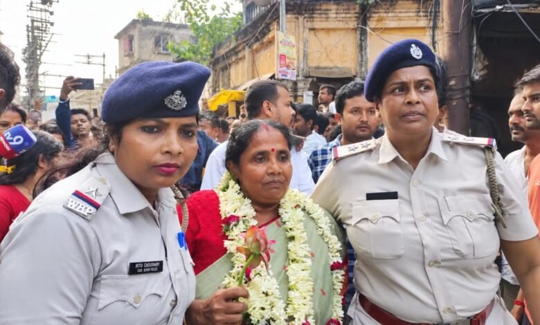 मालदा जिला परिषद में बड़ा सियासी उलटफेर, चार सदस्यों वाली भाजपा ने 24 के समर्थन से बनाई सत्ता मालदा जिला परिषद में बड़ा सियासी उलटफेर, चार सदस्यों वाली भाजपा ने 24 के समर्थन से बनाई सत्ता