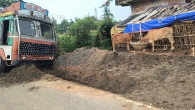 नाली निर्माण के लिए खोदा गया गड्ढा बना परेशानी का सबब, हादसे को दे रहा न्योता