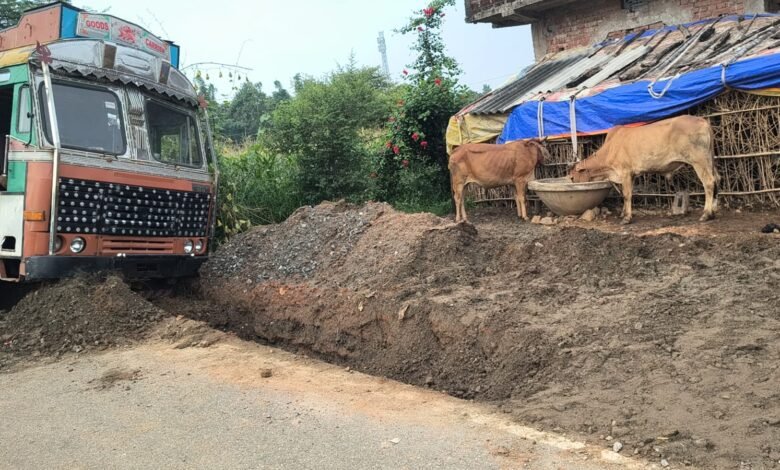नाली निर्माण के लिए खोदा गया गड्ढा बना परेशानी का सबब, हादसे को दे रहा न्योता नाली निर्माण के लिए खोदा गया गड्ढा बना परेशानी का सबब, हादसे को दे रहा न्योता