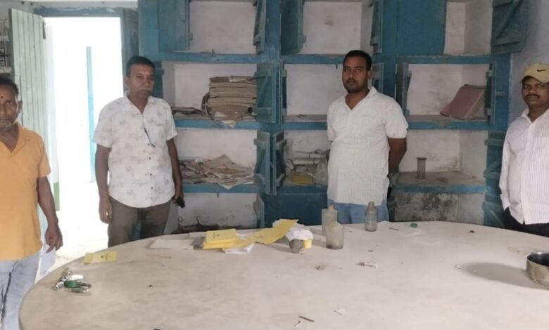 स्कूल की खिड़की तोड़ घुसे चोर,किताबें ले उड़े; लैब में मचायी तोड़फोड़ स्कूल की खिड़की तोड़ घुसे चोर,किताबें ले उड़े; लैब में मचायी तोड़फोड़