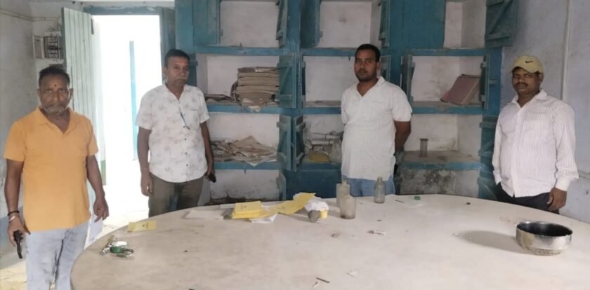 स्कूल की खिड़की तोड़ घुसे चोर,किताबें ले उड़े; लैब में मचायी तोड़फोड़ स्कूल की खिड़की तोड़ घुसे चोर,किताबें ले उड़े; लैब में मचायी तोड़फोड़