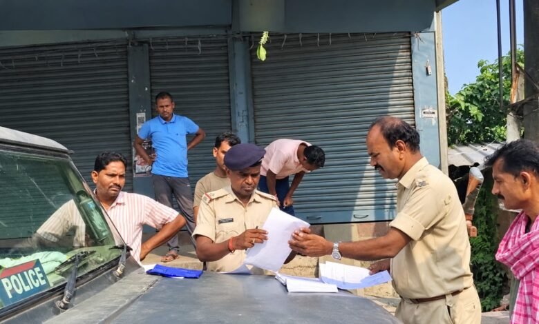 पतना चौक पर शराब दुकान के पास मिला युवक का शव, पहचान नहीं पतना चौक पर शराब दुकान के पास मिला युवक का शव, पहचान नहीं