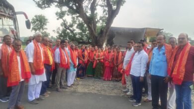 नावा बाजार:बसना पंचायत से तीर्थ यात्रा पर निकले श्रद्धालु, मुखिया ने अंगवस्त्र देकर किया रवाना नावा बाजार:बसना पंचायत से तीर्थ यात्रा पर निकले श्रद्धालु, मुखिया ने अंगवस्त्र देकर किया रवाना