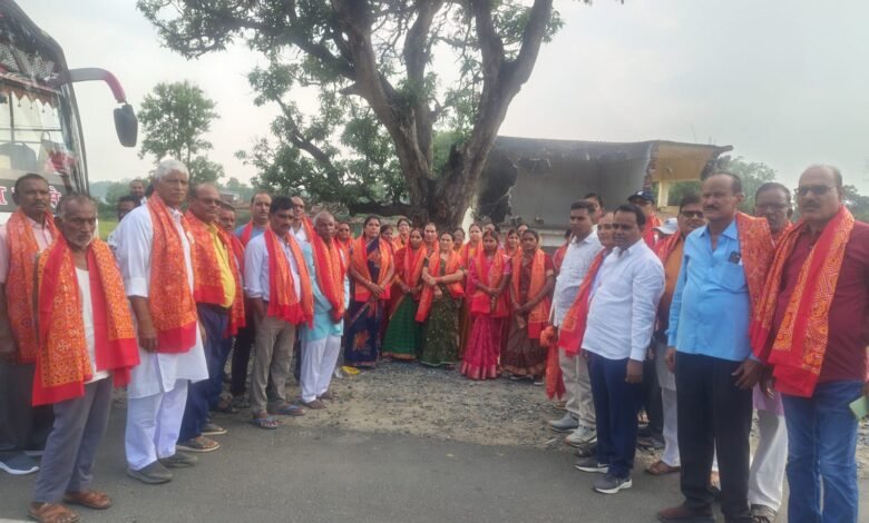 नावा बाजार:बसना पंचायत से तीर्थ यात्रा पर निकले श्रद्धालु, मुखिया ने अंगवस्त्र देकर किया रवाना नावा बाजार:बसना पंचायत से तीर्थ यात्रा पर निकले श्रद्धालु, मुखिया ने अंगवस्त्र देकर किया रवाना