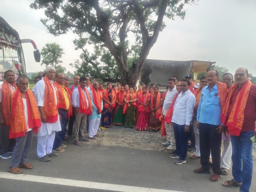 नावा बाजार:बसना पंचायत से तीर्थ यात्रा पर निकले श्रद्धालु, मुखिया ने अंगवस्त्र देकर किया रवाना नावा बाजार:बसना पंचायत से तीर्थ यात्रा पर निकले श्रद्धालु, मुखिया ने अंगवस्त्र देकर किया रवाना