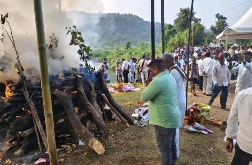 रूपी सोरेन के अंतिम संस्कार में शामिल हुए बोरियो विधायक धनंजय सोरेन, दी श्रद्धांजलि रूपी सोरेन के अंतिम संस्कार में शामिल हुए बोरियो विधायक धनंजय सोरेन, दी श्रद्धांजलि