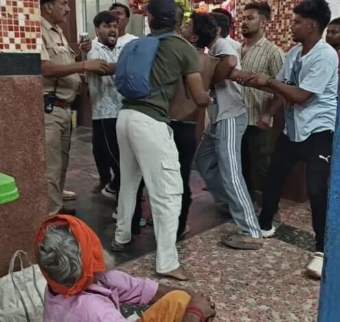 वनांचल एक्सप्रेस में मोबाइल चोरी की कोशिश, यात्रियों ने युवक को पकड़कर जीआरपी को सौंपा वनांचल एक्सप्रेस में मोबाइल चोरी की कोशिश, यात्रियों ने युवक को पकड़कर जीआरपी को सौंपा