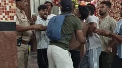 वनांचल एक्सप्रेस में मोबाइल चोरी की कोशिश, यात्रियों ने युवक को पकड़कर जीआरपी को सौंपा