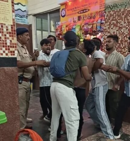 वनांचल एक्सप्रेस में मोबाइल चोरी की कोशिश, यात्रियों ने युवक को पकड़कर जीआरपी को सौंपा वनांचल एक्सप्रेस में मोबाइल चोरी की कोशिश, यात्रियों ने युवक को पकड़कर जीआरपी को सौंपा