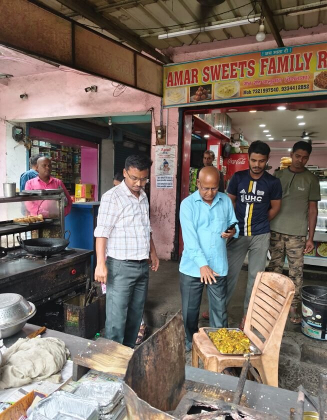 latehar:त्योहारों से पहले लातेहार में मिठाई दुकानों और रेस्टोरेंट की जांच, खाद्य पदार्थों के नमूने लिए गए latehar:त्योहारों से पहले लातेहार में मिठाई दुकानों और रेस्टोरेंट की जांच, खाद्य पदार्थों के नमूने लिए गए