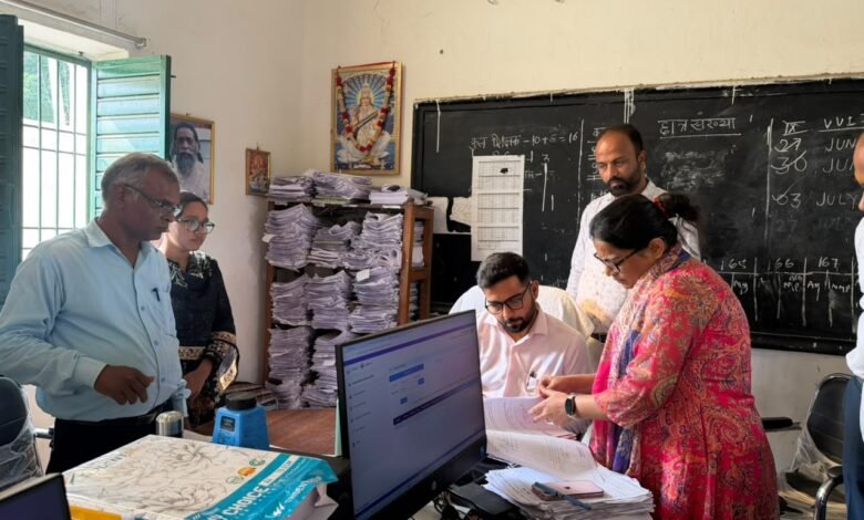 डीईओ ने मेगा हेल्प डेस्क एवं नोटिस हियरिंग-सह-डिजिटाइजेशन कैंप का किया निरीक्षण डीईओ ने मेगा हेल्प डेस्क एवं नोटिस हियरिंग-सह-डिजिटाइजेशन कैंप का किया निरीक्षण