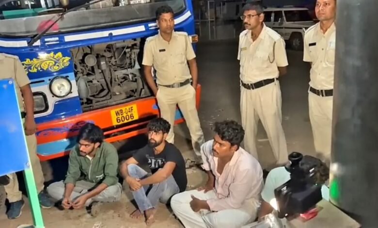 West Bengal :रघुनाथगंज में 300 ग्राम हेरोइन बरामद, चार युवक गिरफ्तार; मोटरसाइकिल जब्त West Bengal :रघुनाथगंज में 300 ग्राम हेरोइन बरामद, चार युवक गिरफ्तार; मोटरसाइकिल जब्त