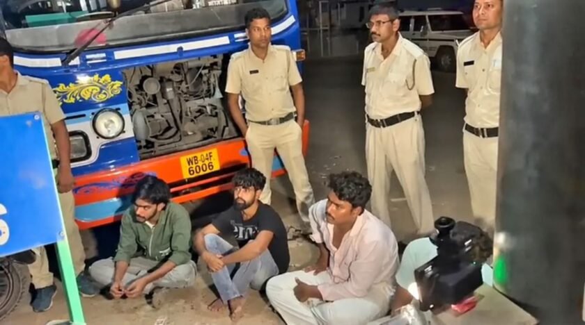 West Bengal :रघुनाथगंज में 300 ग्राम हेरोइन बरामद, चार युवक गिरफ्तार; मोटरसाइकिल जब्त West Bengal :रघुनाथगंज में 300 ग्राम हेरोइन बरामद, चार युवक गिरफ्तार; मोटरसाइकिल जब्त
