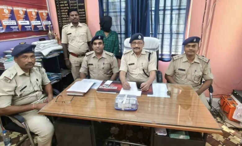 राजमहल में अवैध लॉटरी के खिलाफ कार्रवाई, 57 लॉटरी और मोबाइल के साथ आरोपी गिरफ्तार राजमहल में अवैध लॉटरी के खिलाफ कार्रवाई, 57 लॉटरी और मोबाइल के साथ आरोपी गिरफ्तार
