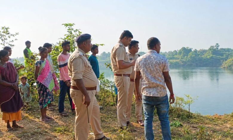पाकुड़ के मलीपाड़ा में बंद पत्थर खदान से मिला अज्ञात युवक का शव, हाथ पर रस्सी के निशान; हत्या की आशंका पाकुड़ के मलीपाड़ा में बंद पत्थर खदान से मिला अज्ञात युवक का शव, हाथ पर रस्सी के निशान; हत्या की आशंका