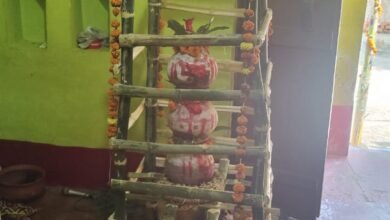 बरहरवा में सीने पर कलश स्थापित कर प्रभु कुमार साह कर रहे नवरात्र साधना बरहरवा में सीने पर कलश स्थापित कर प्रभु कुमार साह कर रहे नवरात्र साधना