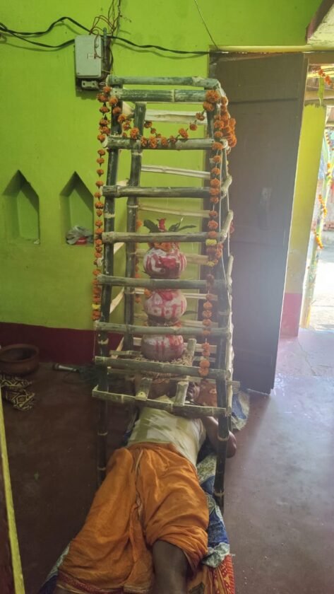बरहरवा में सीने पर कलश स्थापित कर प्रभु कुमार साह कर रहे नवरात्र साधना