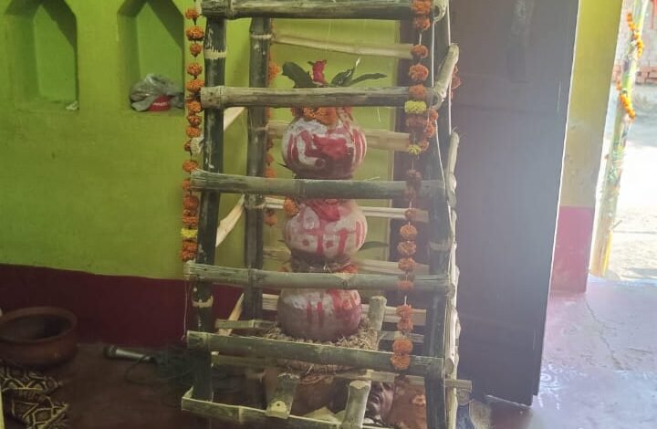 बरहरवा में सीने पर कलश स्थापित कर प्रभु कुमार साह कर रहे नवरात्र साधना