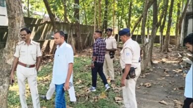 Sahibganj News:थाने से महज 500 मीटर दूर बिजली कार्यालय में चोरी, CCTV में कैद हुए दो संदिग्ध Sahibganj News:थाने से महज 500 मीटर दूर बिजली कार्यालय में चोरी, CCTV में कैद हुए दो संदिग्ध