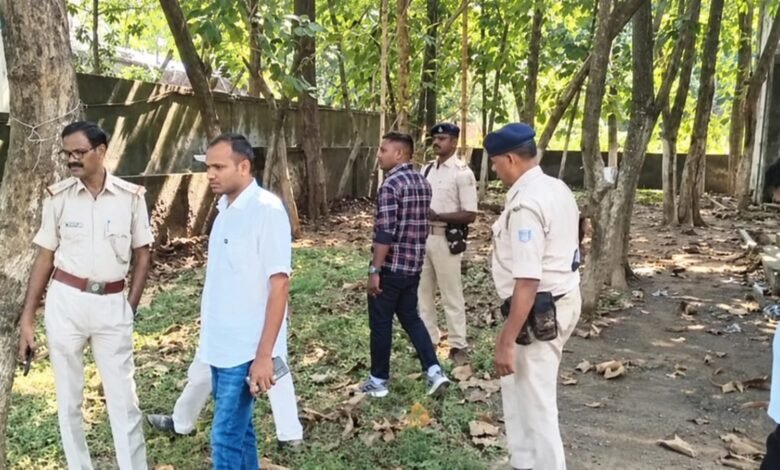 Sahibganj News:थाने से महज 500 मीटर दूर बिजली कार्यालय में चोरी, CCTV में कैद हुए दो संदिग्ध Sahibganj News:थाने से महज 500 मीटर दूर बिजली कार्यालय में चोरी, CCTV में कैद हुए दो संदिग्ध