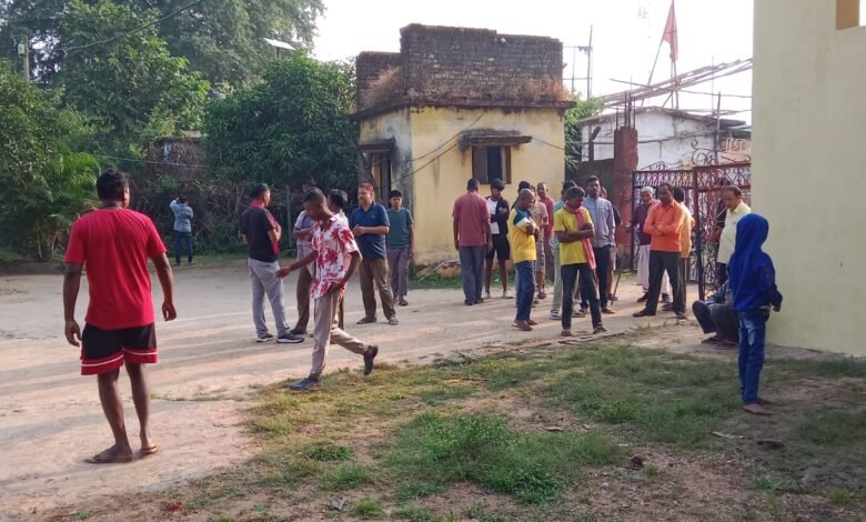 घाघरा में ट्रक की टक्कर से दो युवकों की मौत, बॉक्साइट ट्रकों की जांच की मांग घाघरा में ट्रक की टक्कर से दो युवकों की मौत, बॉक्साइट ट्रकों की जांच की मांग