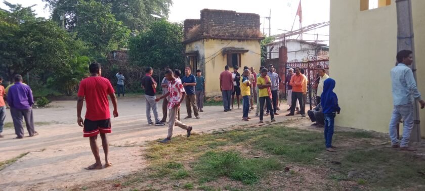 घाघरा में ट्रक की टक्कर से दो युवकों की मौत, बॉक्साइट ट्रकों की जांच की मांग घाघरा में ट्रक की टक्कर से दो युवकों की मौत, बॉक्साइट ट्रकों की जांच की मांग