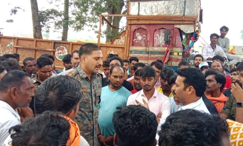 Gumla:दो युवकों की मौत के विरोध में तीन घंटे जाम रहा घाघरा-नेतरहाट मुख्य पथ, बॉक्साइट ट्रकों पर कार्रवाई की मांग Gumla:दो युवकों की मौत के विरोध में तीन घंटे जाम रहा घाघरा-नेतरहाट मुख्य पथ, बॉक्साइट ट्रकों पर कार्रवाई की मांग