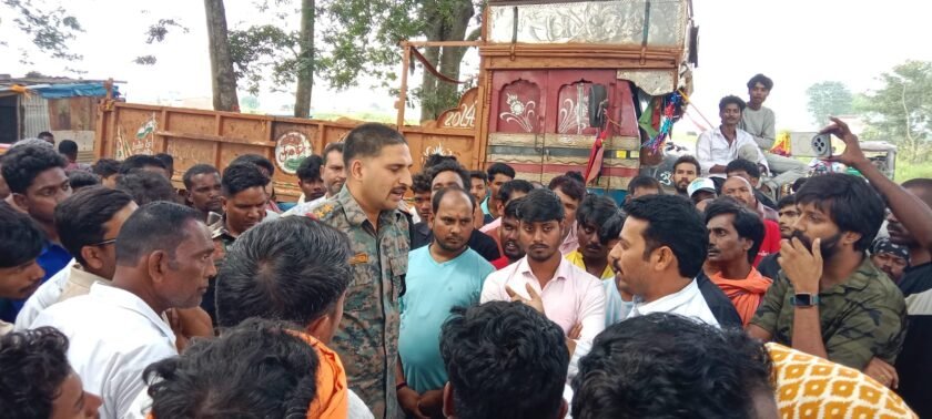 Gumla:दो युवकों की मौत के विरोध में तीन घंटे जाम रहा घाघरा-नेतरहाट मुख्य पथ, बॉक्साइट ट्रकों पर कार्रवाई की मांग Gumla:दो युवकों की मौत के विरोध में तीन घंटे जाम रहा घाघरा-नेतरहाट मुख्य पथ, बॉक्साइट ट्रकों पर कार्रवाई की मांग