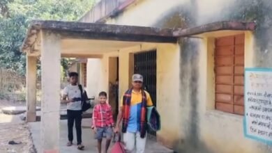 Pakud News:बच्ची की मौत के बाद हॉस्टल की बदहाली उजागर, जमीन पर सोते बच्चे; शौचालय तक नहीं Pakud News:बच्ची की मौत के बाद हॉस्टल की बदहाली उजागर, जमीन पर सोते बच्चे; शौचालय तक नहीं
