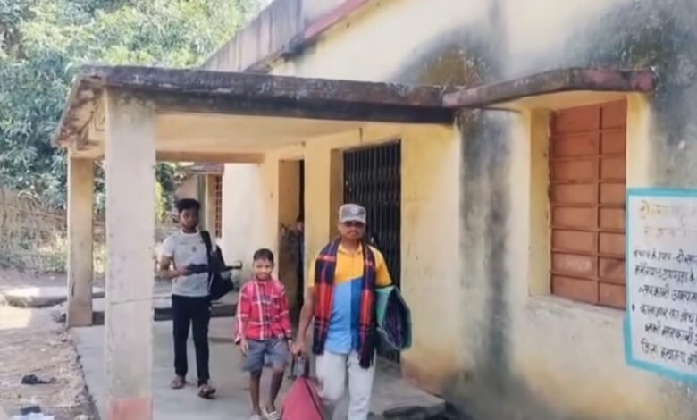Pakud News:बच्ची की मौत के बाद हॉस्टल की बदहाली उजागर, जमीन पर सोते बच्चे; शौचालय तक नहीं Pakud News:बच्ची की मौत के बाद हॉस्टल की बदहाली उजागर, जमीन पर सोते बच्चे; शौचालय तक नहीं