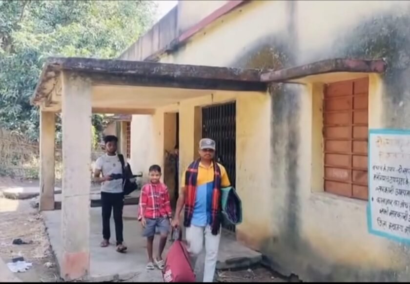 Pakud News:बच्ची की मौत के बाद हॉस्टल की बदहाली उजागर, जमीन पर सोते बच्चे; शौचालय तक नहीं Pakud News:बच्ची की मौत के बाद हॉस्टल की बदहाली उजागर, जमीन पर सोते बच्चे; शौचालय तक नहीं