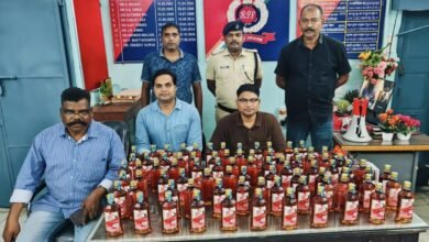 फरक्का एक्सप्रेस में आरपीएफ का छापा, 21,870 रुपये की शराब जब्त; बैग का मालिक नहीं आया सामने फरक्का एक्सप्रेस में आरपीएफ का छापा, 21,870 रुपये की शराब जब्त; बैग का मालिक नहीं आया सामने