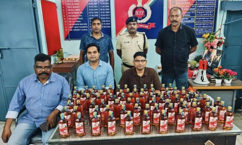 फरक्का एक्सप्रेस में आरपीएफ का छापा, 21,870 रुपये की शराब जब्त; बैग का मालिक नहीं आया सामने