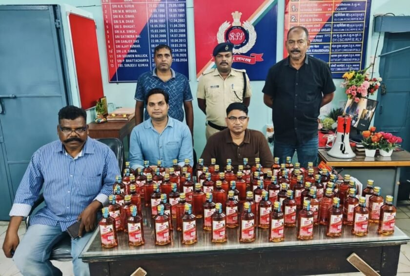फरक्का एक्सप्रेस में आरपीएफ का छापा, 21,870 रुपये की शराब जब्त; बैग का मालिक नहीं आया सामने