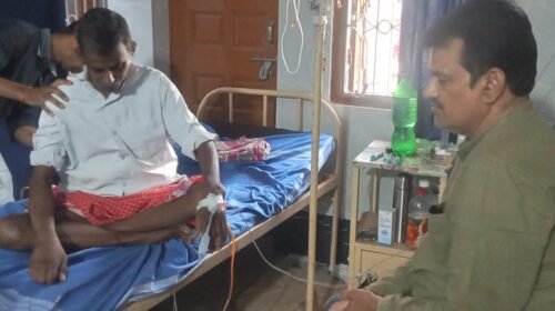बीमार रामा ठाकुर से मिले जिला परिषद सदस्य आकाश लाल सिंह, जाना हालचाल