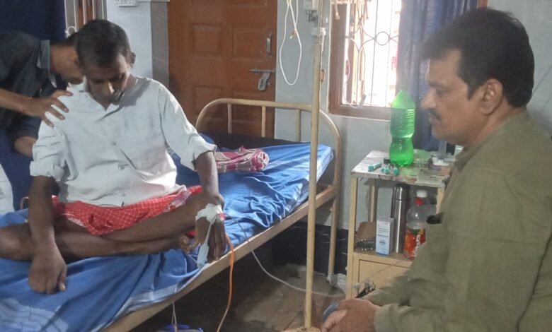 बीमार रामा ठाकुर से मिले जिला परिषद सदस्य आकाश लाल सिंह, जाना हालचाल