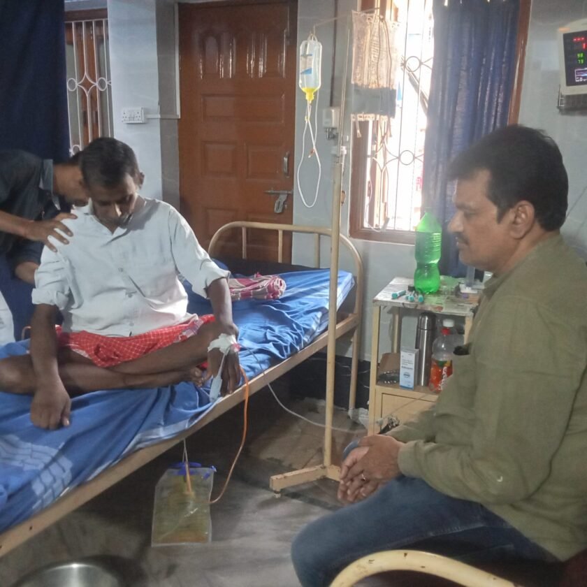 बीमार रामा ठाकुर से मिले जिला परिषद सदस्य आकाश लाल सिंह, जाना हालचाल