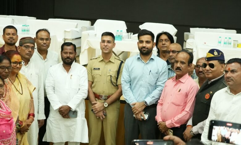 दशहरा को लेकर जिला स्तरीय शांति समिति की बैठक, सौहार्दपूर्ण माहौल में पर्व मनाने की अपील दशहरा को लेकर जिला स्तरीय शांति समिति की बैठक, सौहार्दपूर्ण माहौल में पर्व मनाने की अपील