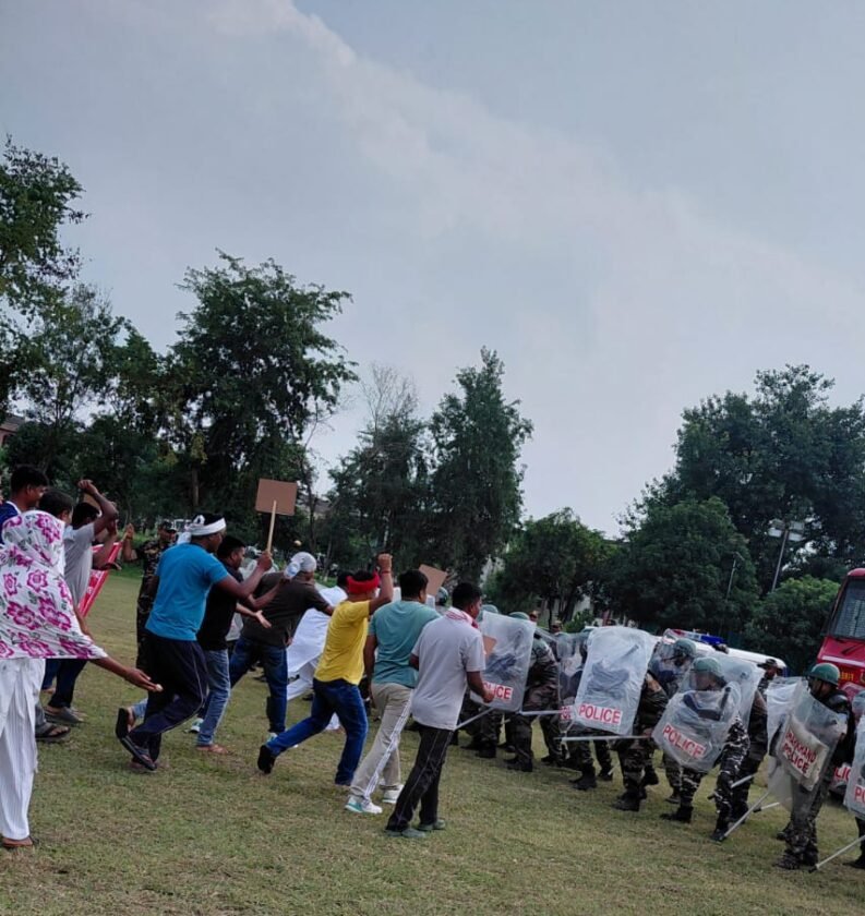 लातेहार पुलिस ने दुर्गा पूजा को लेकर किया दंगा निरोधक मॉक ड्रिल