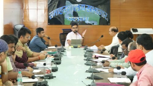 वार्षिक लक्ष्य के विरुद्ध राजस्व वसूली की समीक्षा, लंबित शिकायतों एवं भूमि सीमांकन के मामलों को प्राथमिकता से निष्पादित करने का निर्देश