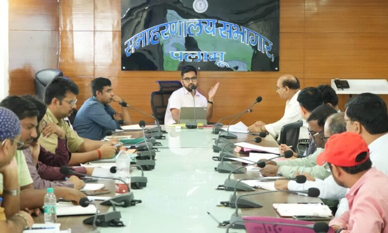 वार्षिक लक्ष्य के विरुद्ध राजस्व वसूली की समीक्षा, लंबित शिकायतों एवं भूमि सीमांकन के मामलों को प्राथमिकता से निष्पादित करने का निर्देश