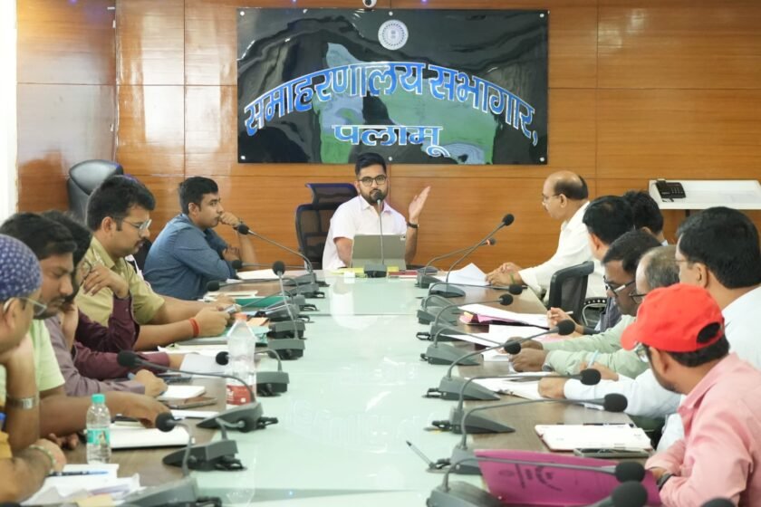 वार्षिक लक्ष्य के विरुद्ध राजस्व वसूली की समीक्षा, लंबित शिकायतों एवं भूमि सीमांकन के मामलों को प्राथमिकता से निष्पादित करने का निर्देश