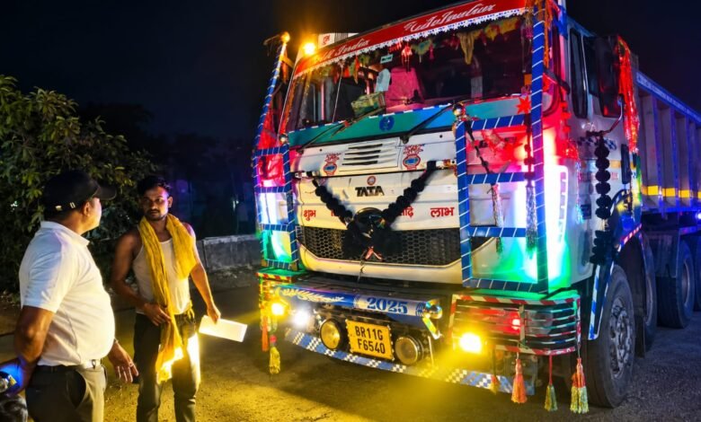 Pakud :खनन सामग्री ढोने वाले वाहनों पर शिकंजा, पांच गाड़ियों से वसूला 41 हजार जुर्माना