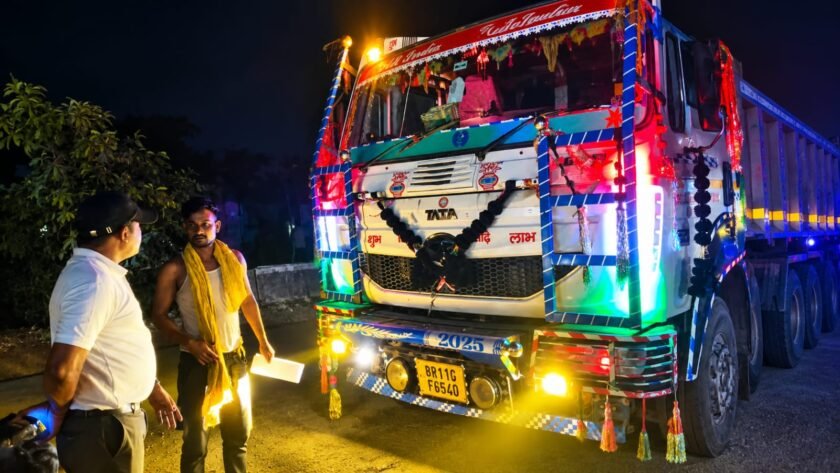Pakud :खनन सामग्री ढोने वाले वाहनों पर शिकंजा, पांच गाड़ियों से वसूला 41 हजार जुर्माना