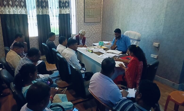 घाघरा में विकास योजनाओं की समीक्षा, आवास निर्माण जल्द पूरा करने का निर्देश घाघरा में विकास योजनाओं की समीक्षा, आवास निर्माण जल्द पूरा करने का निर्देश