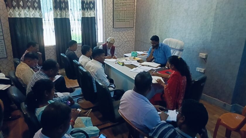 घाघरा में विकास योजनाओं की समीक्षा, आवास निर्माण जल्द पूरा करने का निर्देश घाघरा में विकास योजनाओं की समीक्षा, आवास निर्माण जल्द पूरा करने का निर्देश