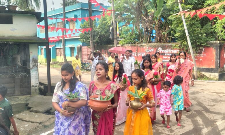 बरहरवा में महासप्तमी पर कला बाहु (नवपत्रिका) स्नान के लिए कलश यात्रा निकली