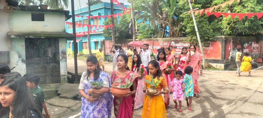 बरहरवा में महासप्तमी पर कला बाहु (नवपत्रिका) स्नान के लिए कलश यात्रा निकली