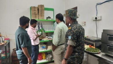 लातेहार में खाद्य सुरक्षा को लेकर संयुक्त जांच अभियान, होटलों में मिठाई-पनीर की जांच