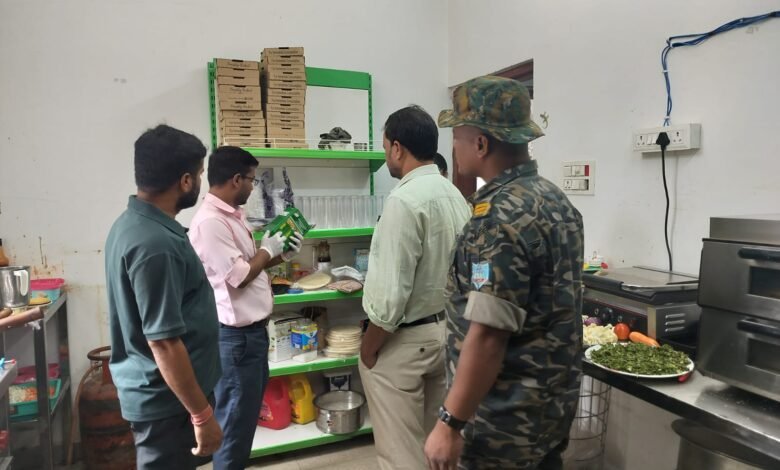 लातेहार में खाद्य सुरक्षा को लेकर संयुक्त जांच अभियान, होटलों में मिठाई-पनीर की जांच लातेहार में खाद्य सुरक्षा को लेकर संयुक्त जांच अभियान, होटलों में मिठाई-पनीर की जांच